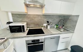 Superbe Duplex Design Neuf 2 Chambres, Climatise Tout Confort, Facile D,Acces Stationnement Gratuit
